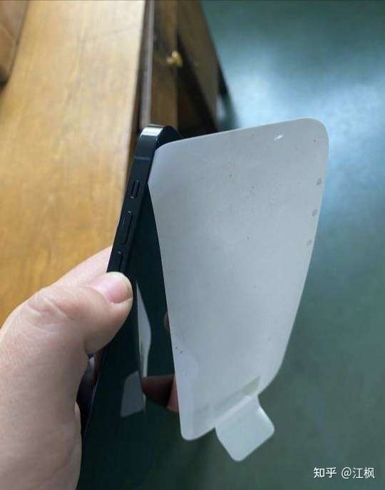 iphone 13 边框缝隙多大?能插纸吗?