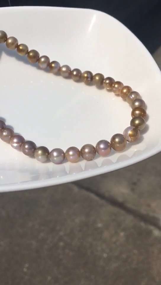 为什么古铜色天然珍珠会有颜色不均匀,一颗珠子上有古铜色和白色共存