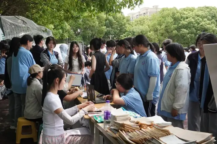 【活力校园】游园笑语盈满路 艺彩纷呈映青春 | 我校塘栖校区组织开展游园会活动!(图10) 【活力校园】游园笑语盈满路 艺彩纷呈映青春 | 我校塘栖校区组织开展游园会活动!(图10)