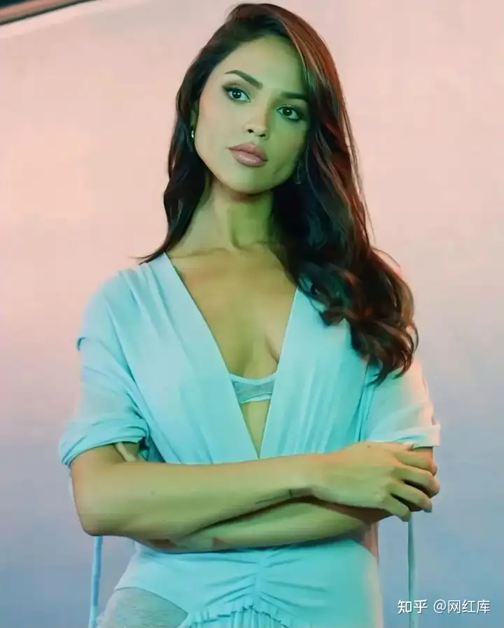 墨西哥女星Eiza González低胸吊带裙穿出性感又高级，胸型绝了 Facebook-第15张