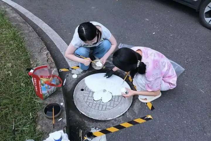 【活力校园】井盖焕彩 点亮校园 | 我校富阳校区开展彩绘活动(图1)