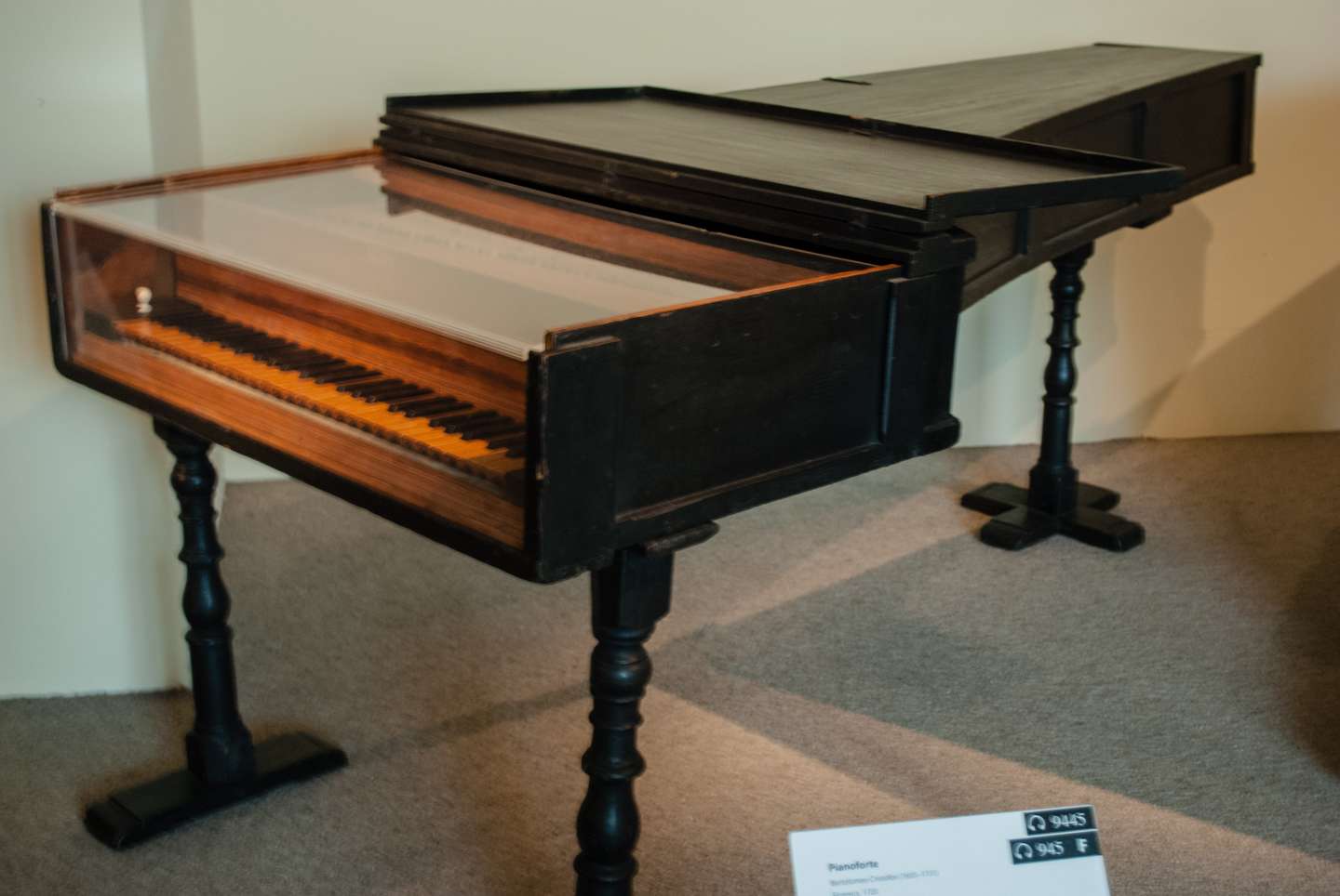 克里斯托福里于 1720 年制作的钢琴，现藏于美国大都会艺术博物馆。