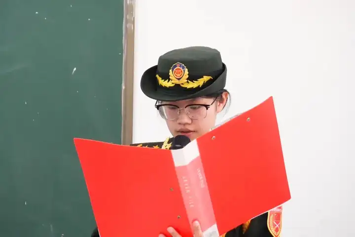 【红色校园】护旗薪火传使命 青春热血启征程 | 塘栖校区国旗护卫队交接仪式圆满落幕！(图8)