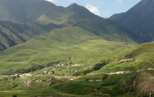 送车入高原牧场， 易鑫助力牧民绘出生活新图景