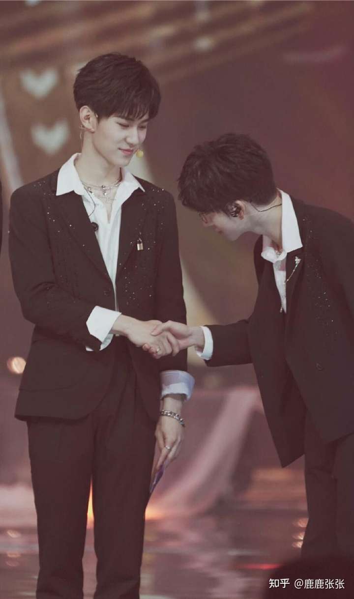 可以发一些张真源贺峻霖的绝美图片吗?