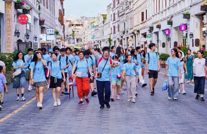 八国华裔少年齐聚椰城 开启文化寻根与自贸港探索之旅