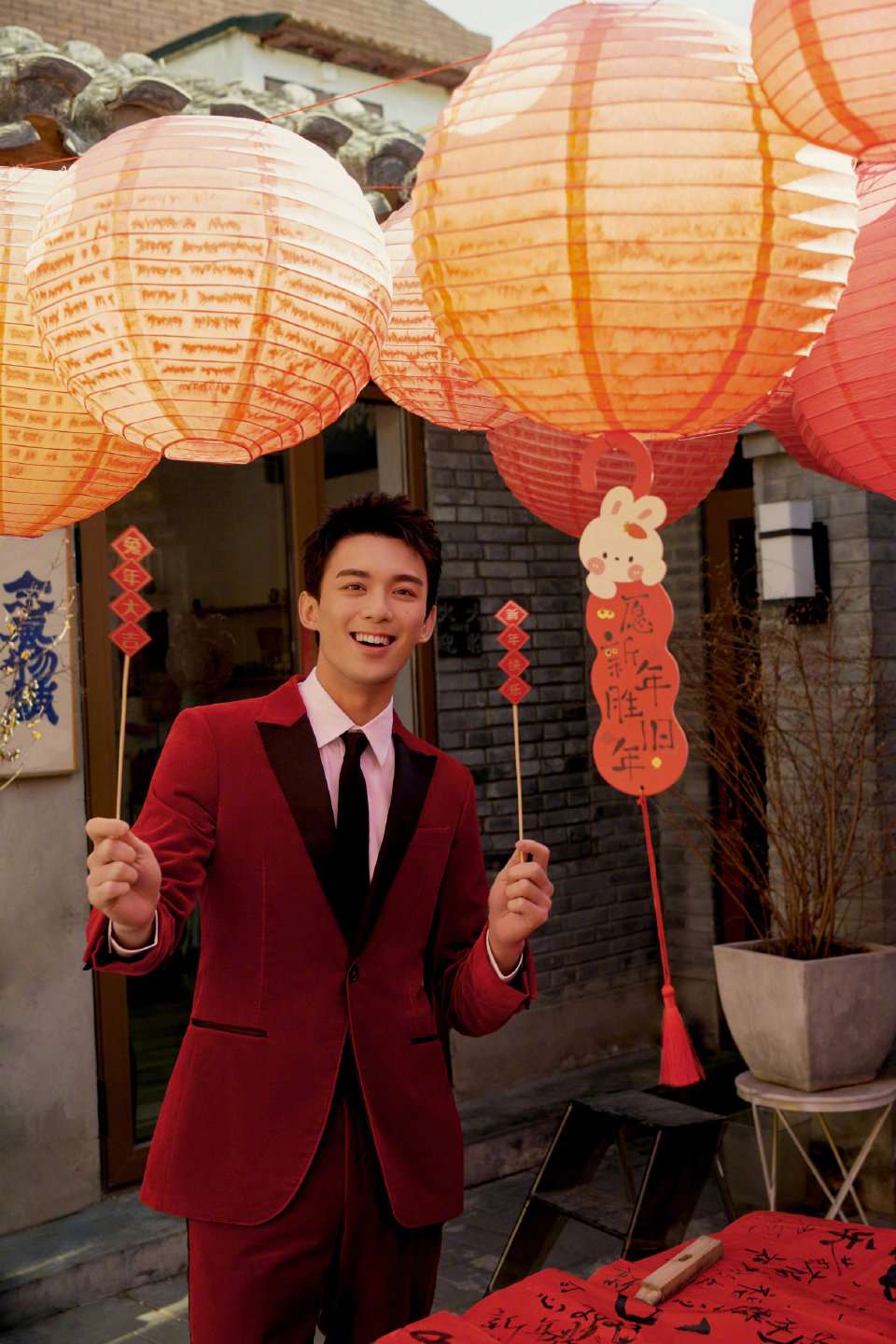 阿东 的想法: 吴磊 72 2023春节联欢晚会,穿着红丝绒西… 