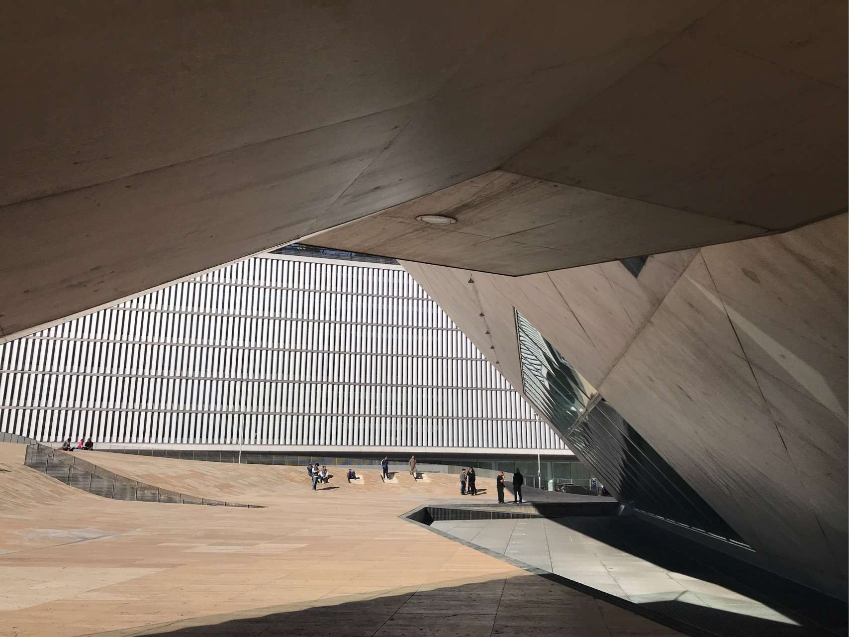 pianofanie 的想法: 库哈斯设计的波尔图音乐厅,走近了看斜面