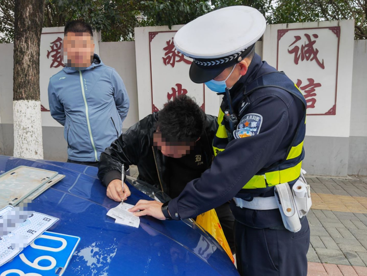 贵州交警：“神秘”豪车高峰期违停，民警从后备箱发现“真猫腻”