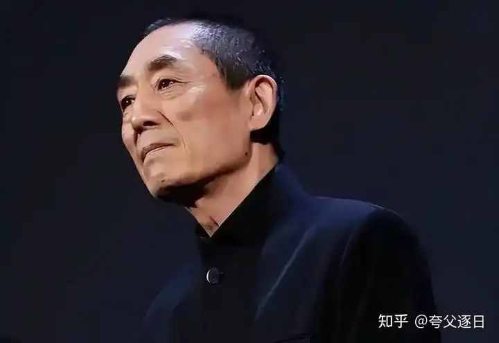 张艺谋70岁之后5年拍6部电影，这比他年轻时候都高产，他都这么大年纪，为何他拍电影效率那么高？