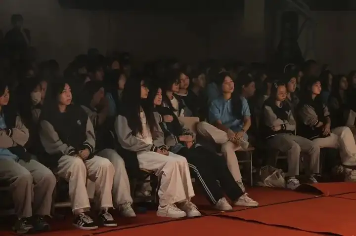 艺韵润心 美育同行 | 塘栖校区高雅艺术进校园话剧展演(图2)