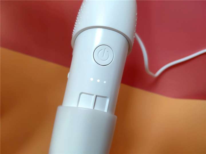 秒秒测便携式智能冲牙器——齿间洁净,一按即可