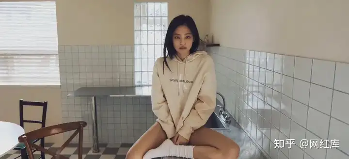 JENNIE慵懒居家的调调，简单性感的美妮 Facebook-第8张