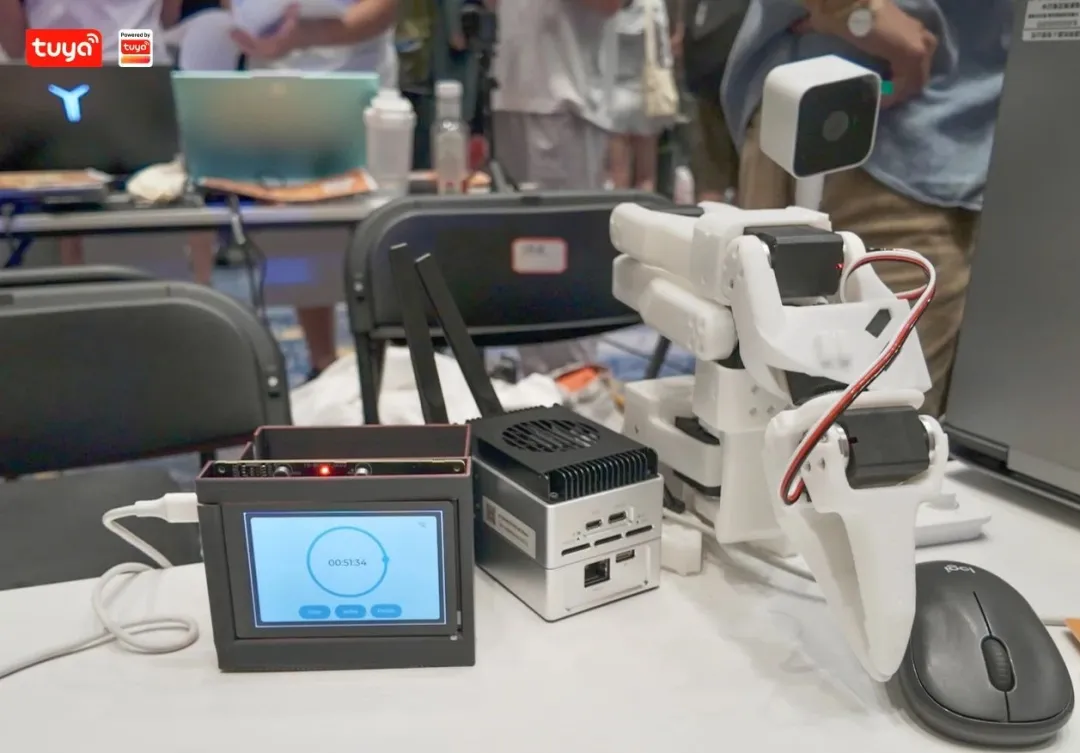 老黄力推的 Physical AI，有人用开源框架打通了硬件的最后一道关