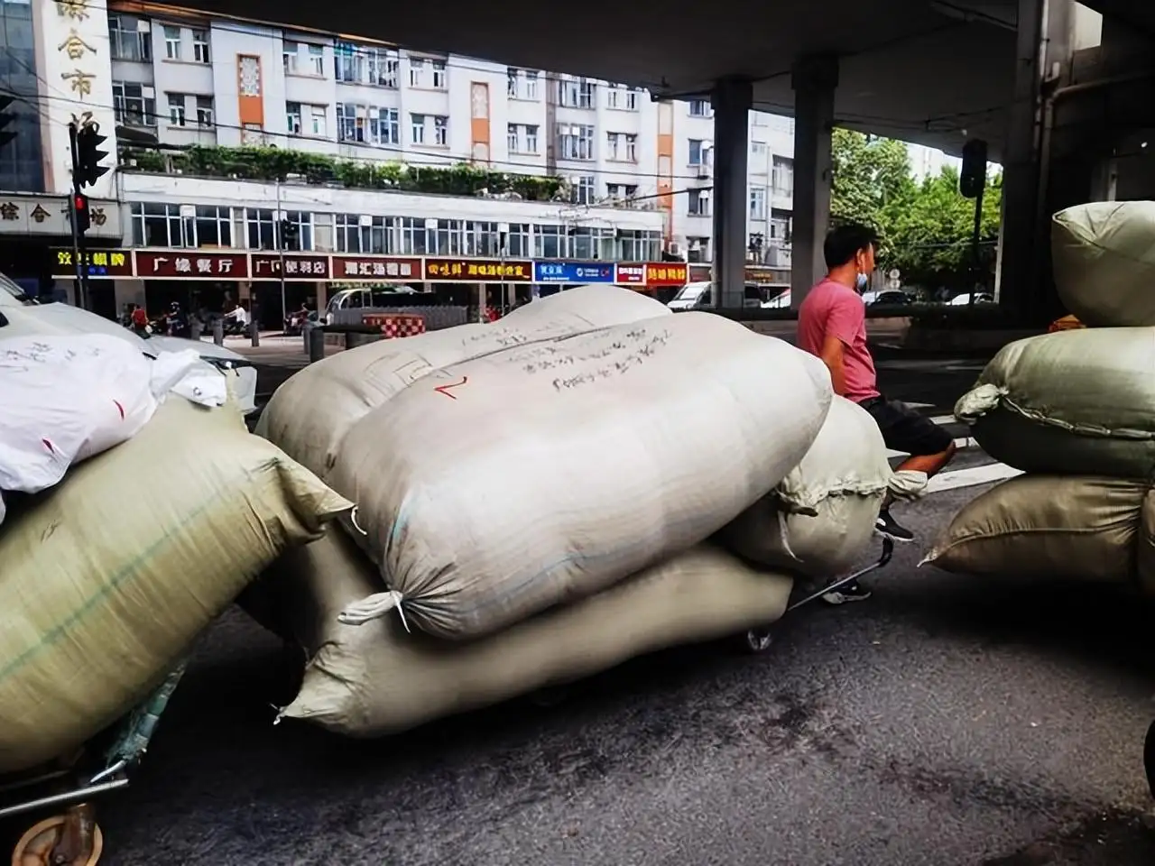 广州服装批发市场在哪里 广州工作服批发市场