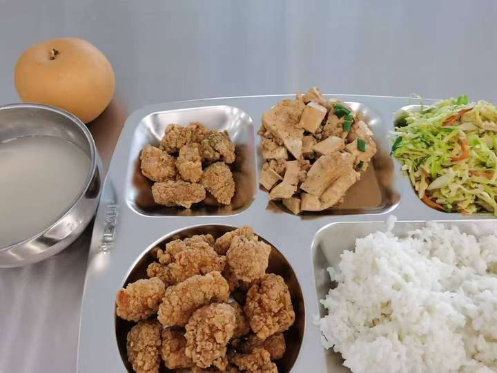 新学校食堂的午饭