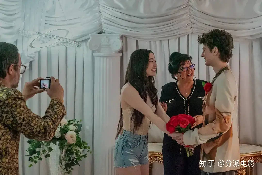 《阿诺拉》备受争议,尺度爆炸!