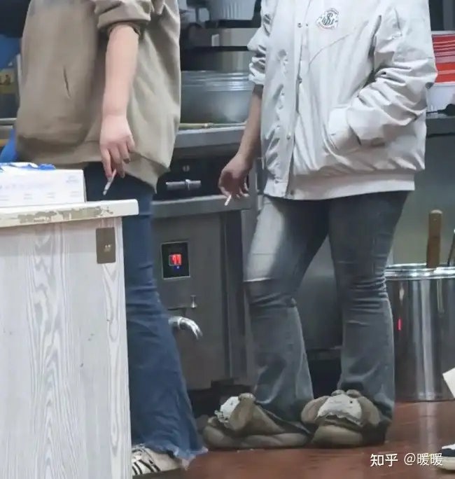 刘文祥麻辣烫被曝后厨员工穿拖鞋作业，边干活边抽烟，当地市场监管部门已介入，暴露出门店管理存在哪些问题？