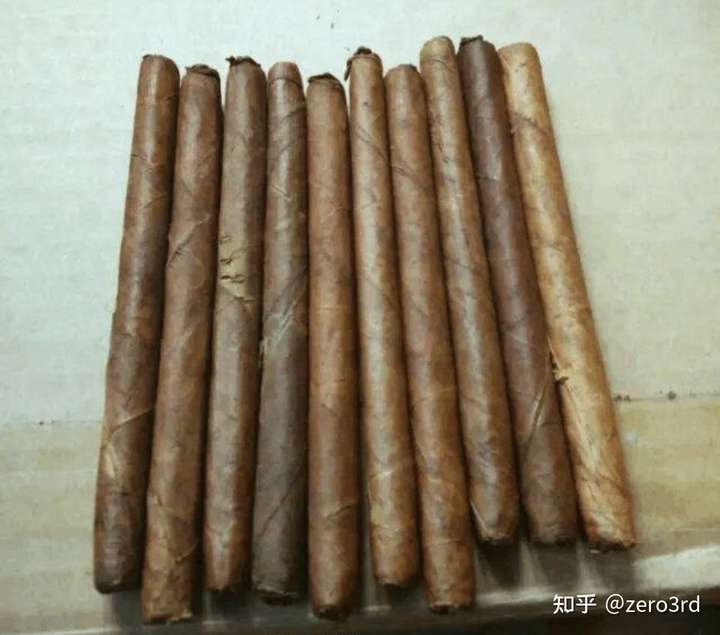 如果年纪比较大的话,会经常见到老人抽叶子烟的,就是直接拿晒干的烟叶