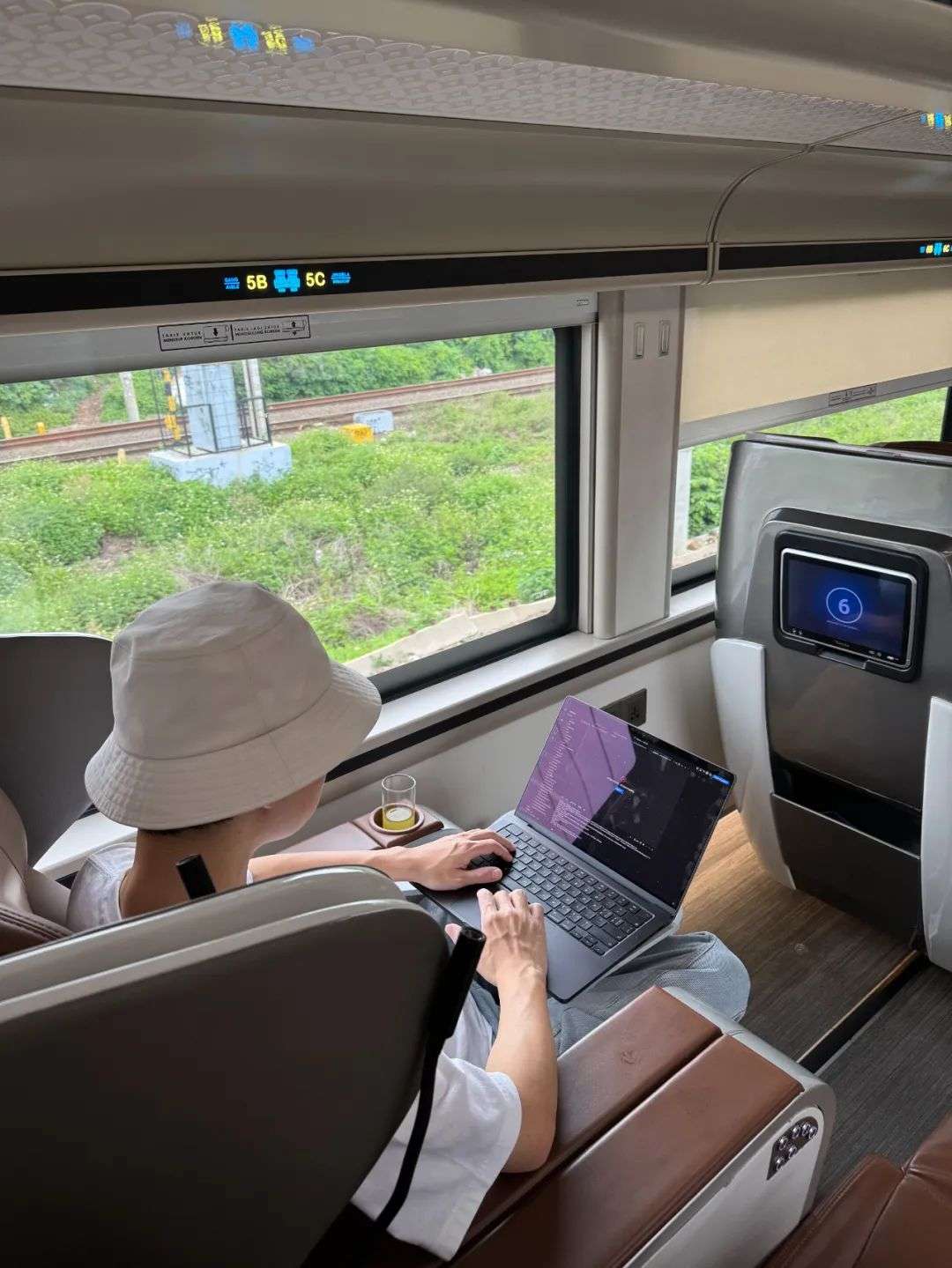 对话「小猫补光灯」陈云飞：35+岁大厂i人，用离职、旅居、AI开发来打破中年魔咒