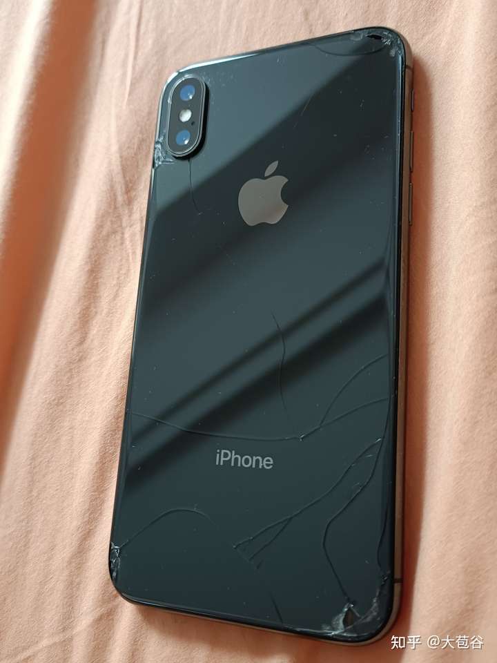 不小心把学长的 iphone xs max 后屏撞碎应该赔付 4000 多元吗?