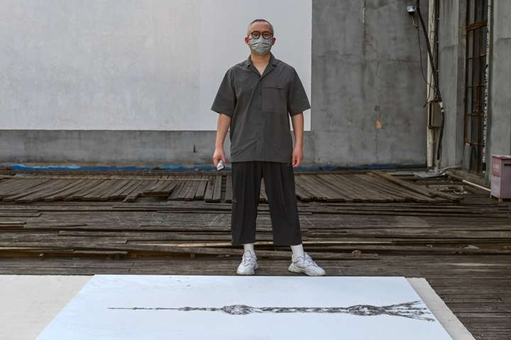 艺术家用10万根白发创作“新东方明珠”纪念上海疫情