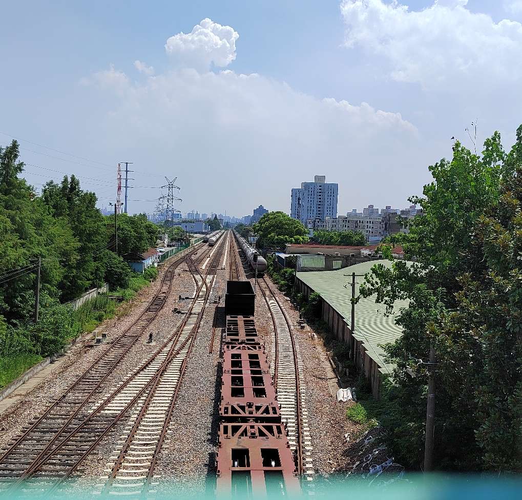 子安 的想法: 经过铁路何杨支线的时候正巧看到一列火车… - 知乎