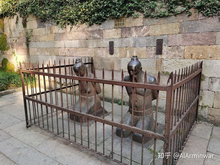 为什么管虎敢背手向烈士鞠躬?