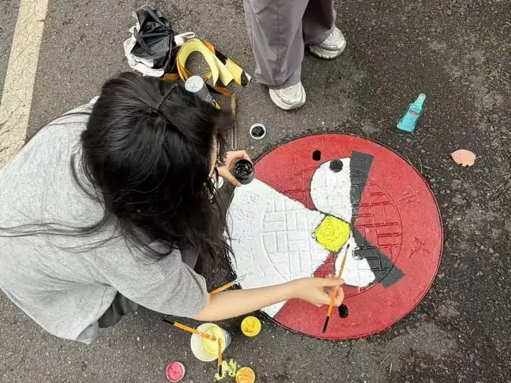【活力校园】井盖焕彩 点亮校园 | 我校富阳校区开展彩绘活动(图3)