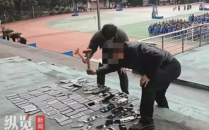 湖南一学校当众砸毁上百部手机，称没收多年无人认领，目的是警示学生，如何看待这一做法？能起到警示作用吗？