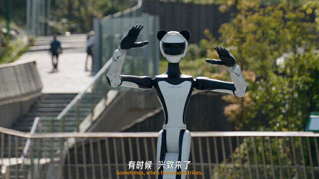 清华校友打造人形机器人最靓「小腰精」！商场擦鞋熊猫陪玩，订单爆棚