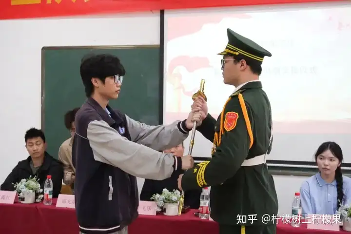 【红色校园】护旗薪火传使命 青春热血启征程 | 塘栖校区国旗护卫队交接仪式圆满落幕！(图6)