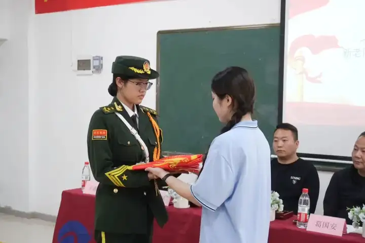 【红色校园】护旗薪火传使命 青春热血启征程 | 塘栖校区国旗护卫队交接仪式圆满落幕！(图5)
