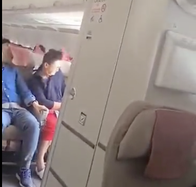 韩亚航空一客机舱门在空中被打开，多人呼吸困难，飞行途中打开舱门会造成哪些后果？事故中哪些问题需要警醒？