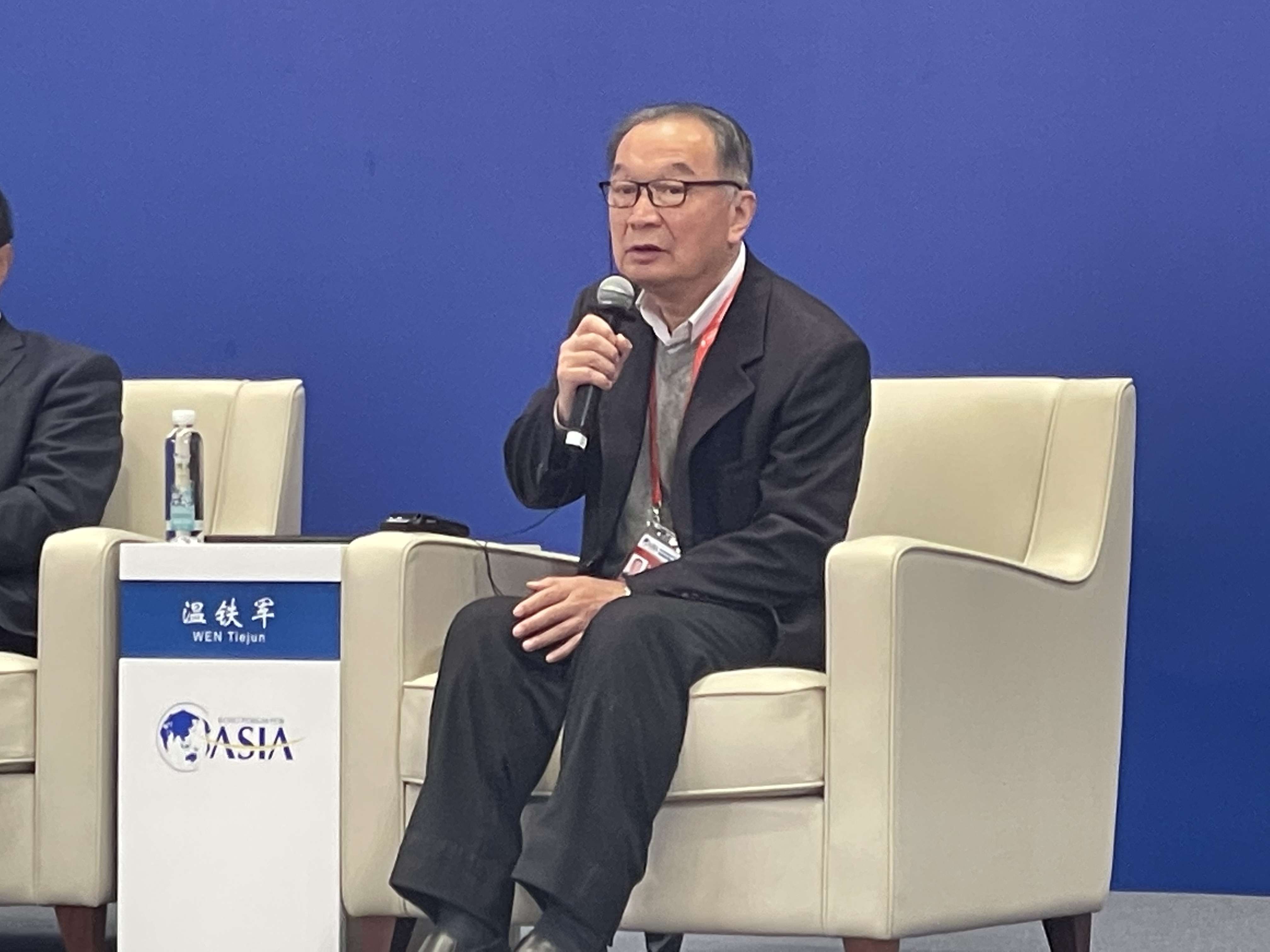 温铁军目前的政策还不适应城里人下乡的需求