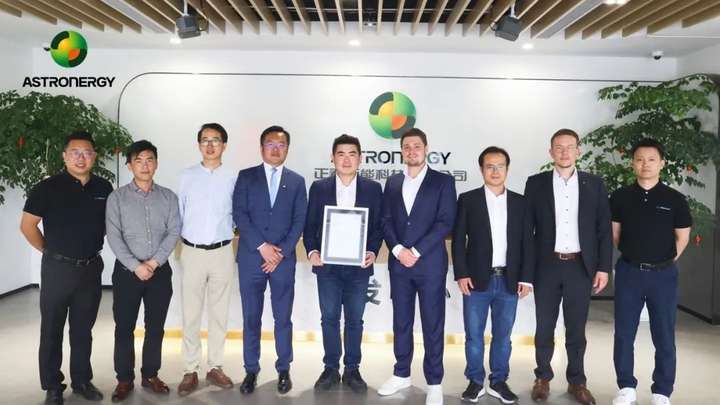 正泰新能ZBB-TOPCon可量产级组件荣获TÜV莱茵全球首个产品认证！