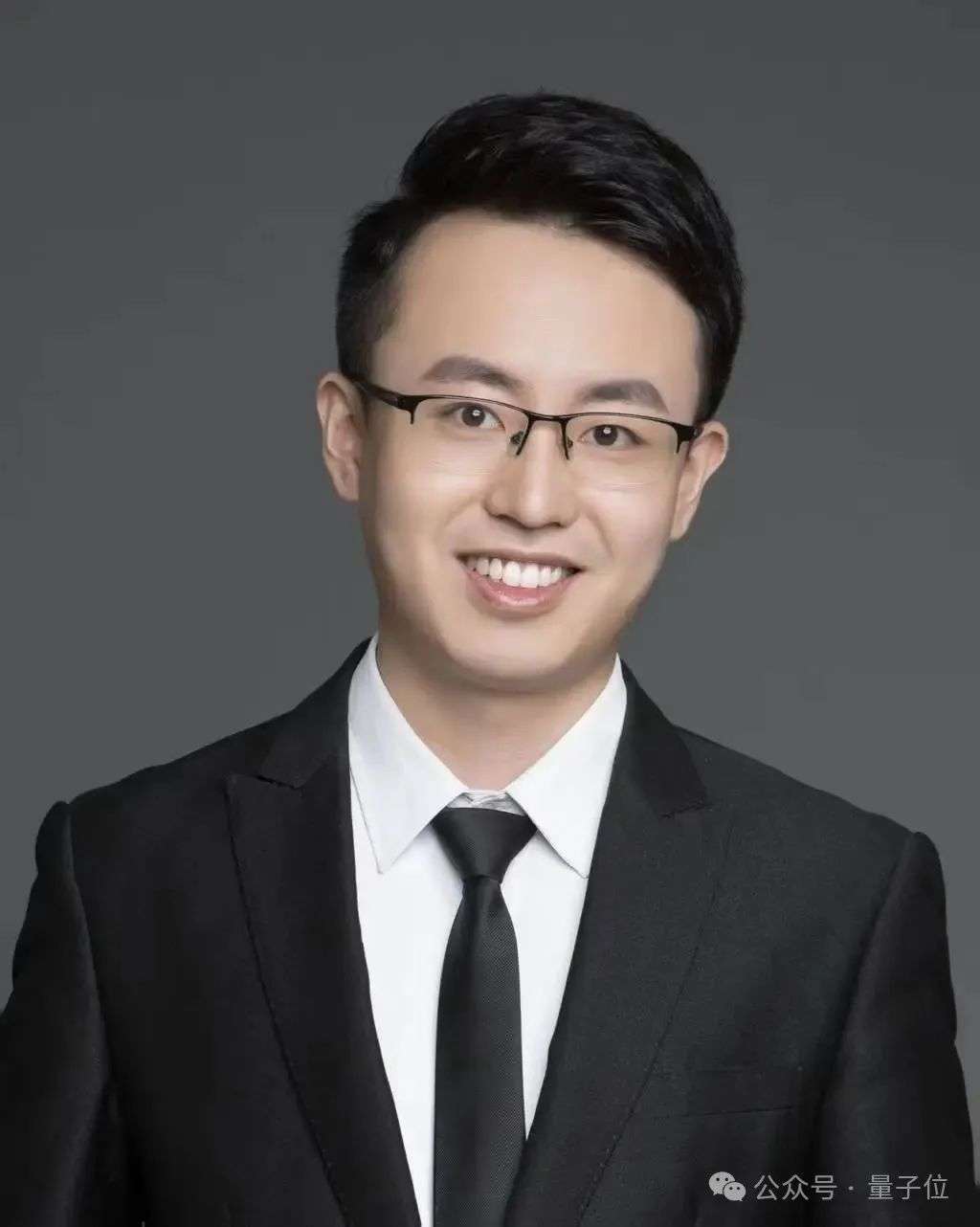 5亿融资后清华具身团队首秀：55自由度拿捏360°大旋转，街舞叠衣服都在行，手速堪比电竞选手