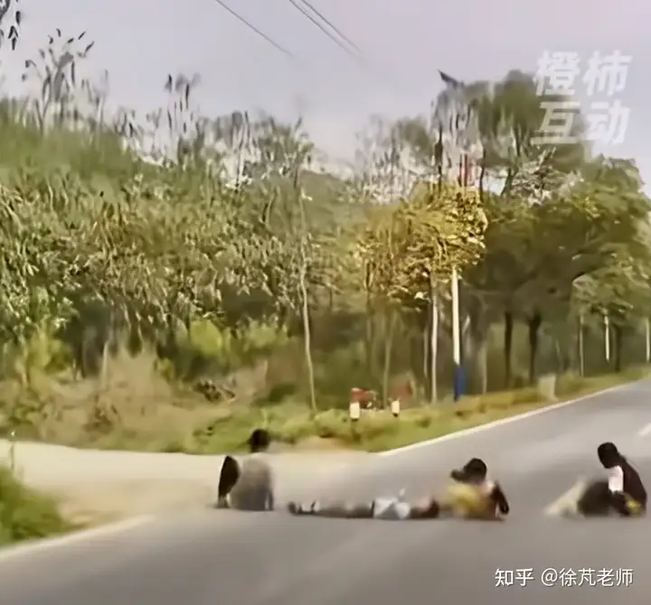 4 名儿童躺在公路上扮演减速带，路过司机回忆此景感到后怕，这反映了安全教育的哪些缺失？