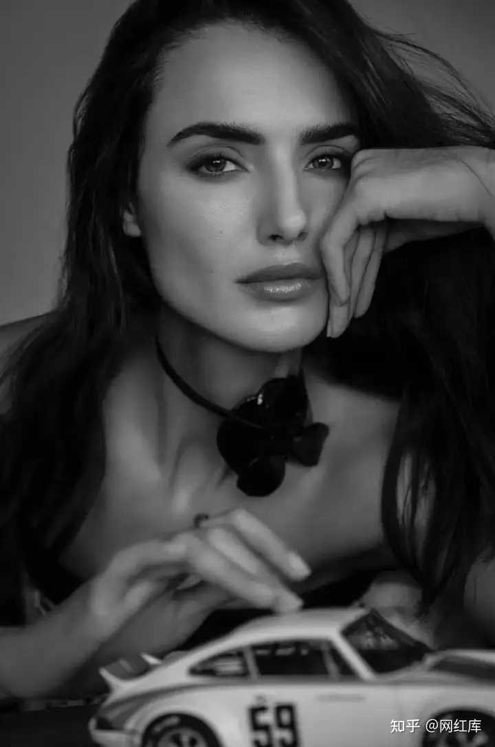 超模“贝贝”Blanca Padilla，复古机车女郎，慵懒性感气场 Facebook-第7张