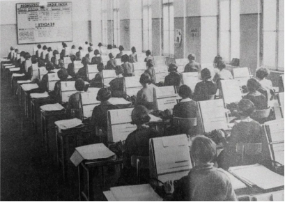 1934 年德霍梅格为纳粹德国执行的一次统计业务，大厅里的打孔员。