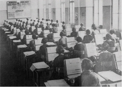 1934 年德霍梅格为纳粹德国执行的一次统计业务,大厅里的打孔员。 1934 年德霍梅格为纳粹德国执行的一次统计业务,大厅里的打孔员。
