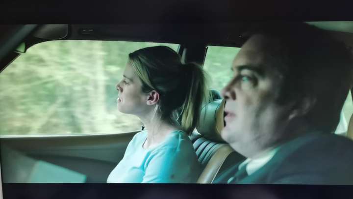 狩猎the hunt (2020)中的女主坐上大使馆人员车上的时,她是怎么发现