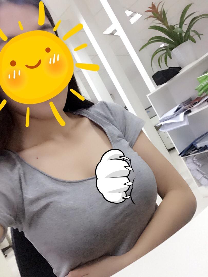 大胸妹子夏天在外是一种怎样的体验