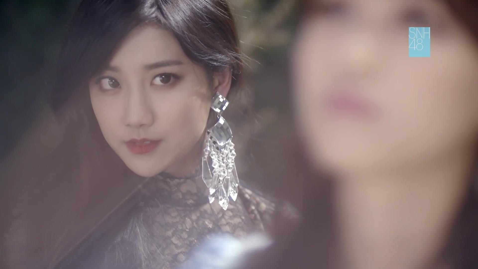 如何评价李艺彤在夜蝶mv中的表现