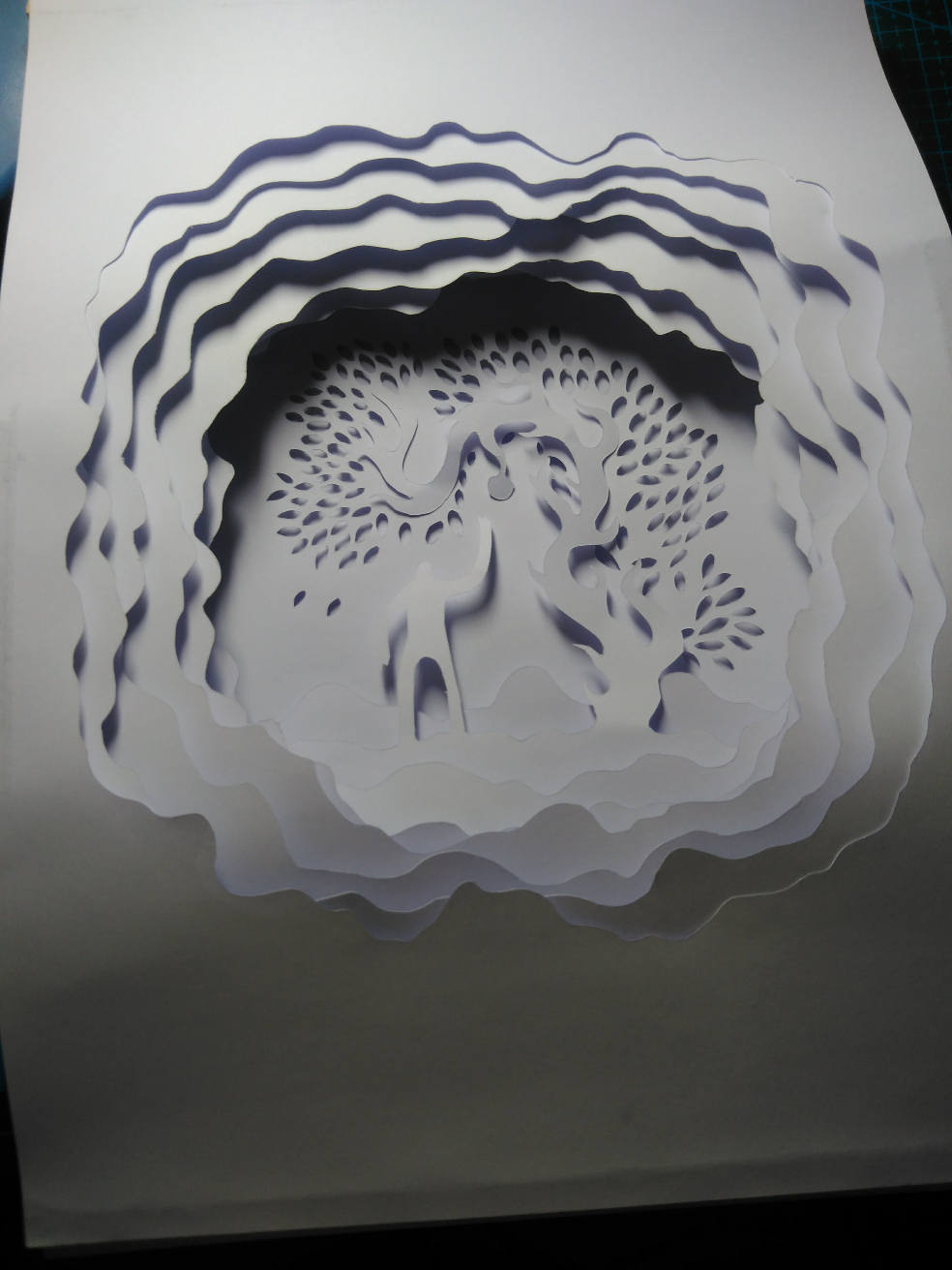 请问要用什么样的纸才能做出这种纸雕效果?雕完不会软趴趴地垂下来?