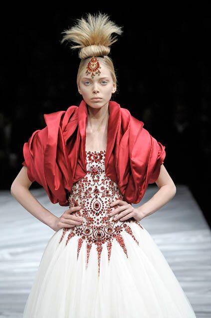 如何评价服装设计师亚历山大·麦昆 (alexander mcqueen)?