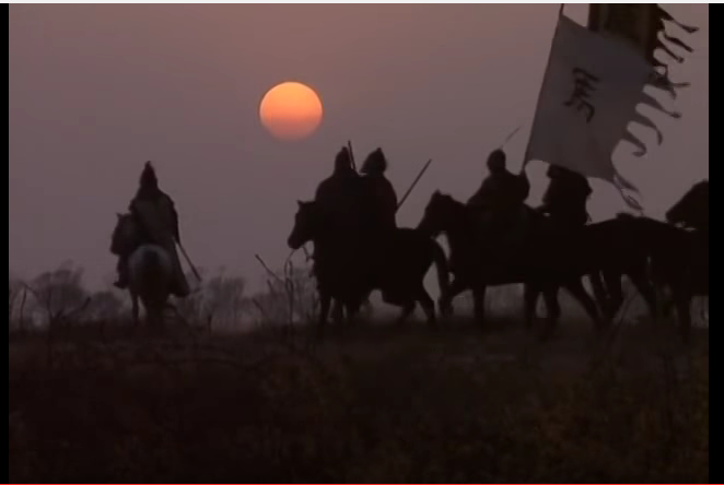 央视版《三国演义》里有哪些表现"残阳如血"的场景?