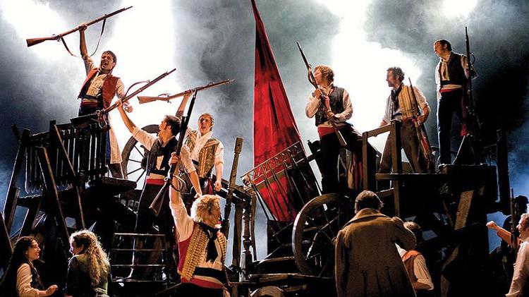 同是音乐剧为何悲惨世界缺少表演主要人物只站在麦克前唱而歌剧魅影则