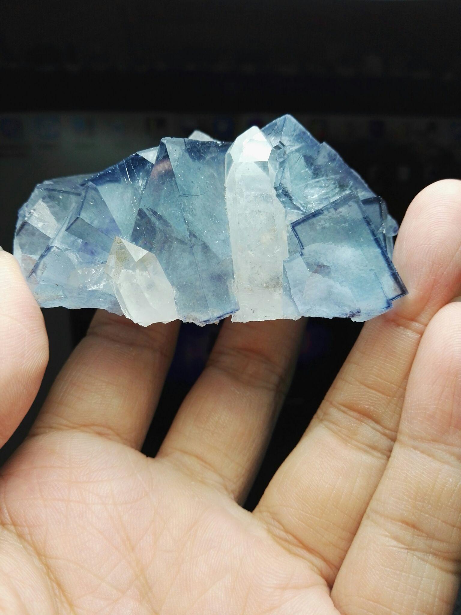 请教关于萤石矿标棱线颜色及有无危害的问题