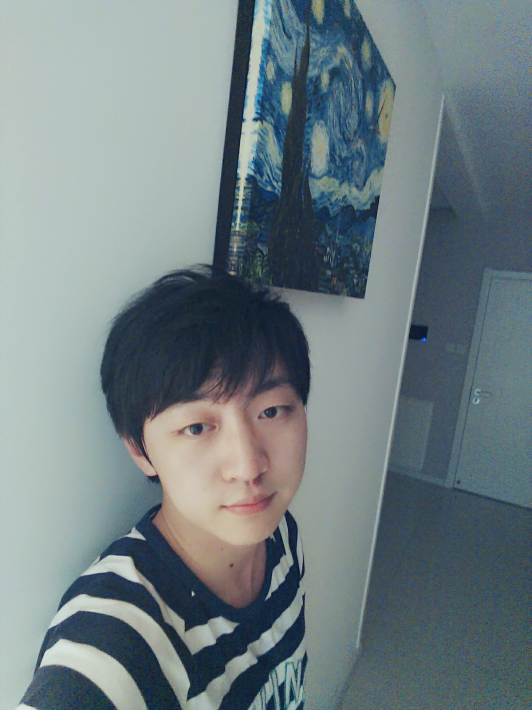 童颜男生该如何搭配衣服